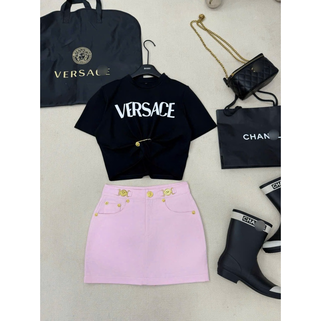 set áo thun chữ Versace& váy jean mỏng tag Versace