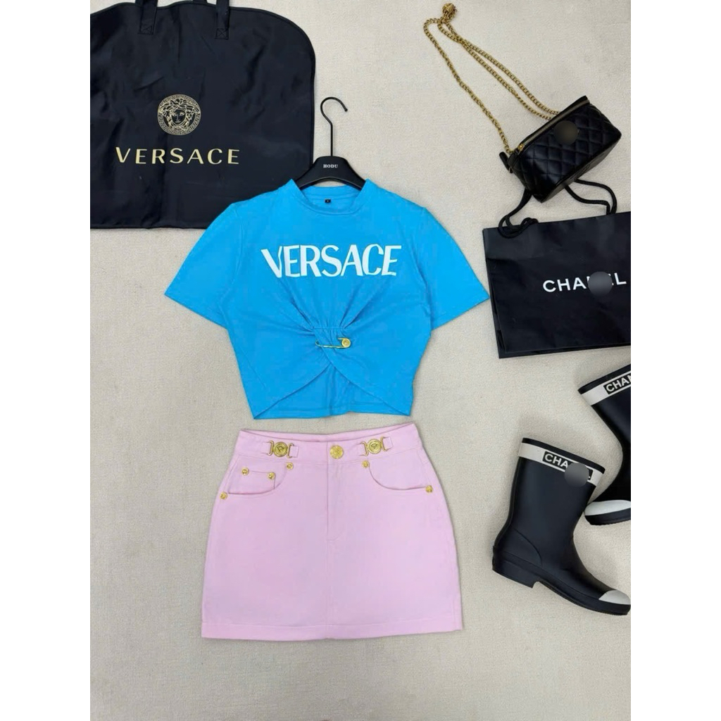set áo thun chữ Versace& váy jean mỏng tag Versace