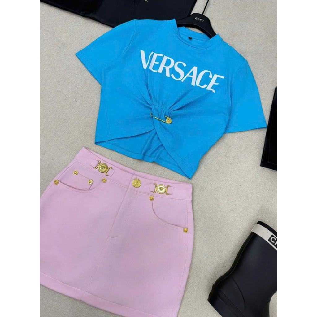 set áo thun chữ Versace& váy jean mỏng tag Versace