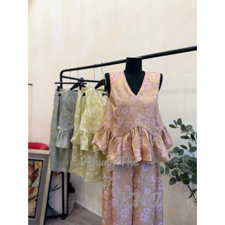 Sét áo lụa vân hoa sát nách bèo gấu + quần baggy thụng dáng lửng