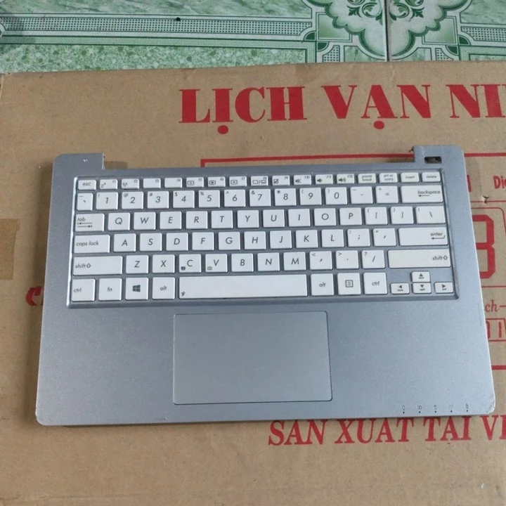 Vỏ mặt C laptop Asus vivobook X202E cũ, có trầy xước, ốc Nguyên không bị bể, phím hư