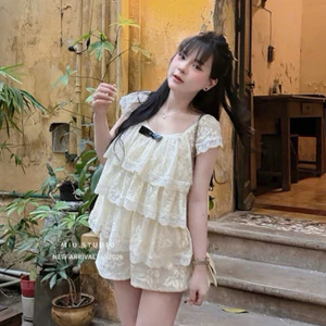 Set áo kiểu nữ cổ vuông tay ngắn phối ren xoè tầng đính nơ đen kèm quần sooc phong cách bánh bèo mặc đi chơi đi du lịch