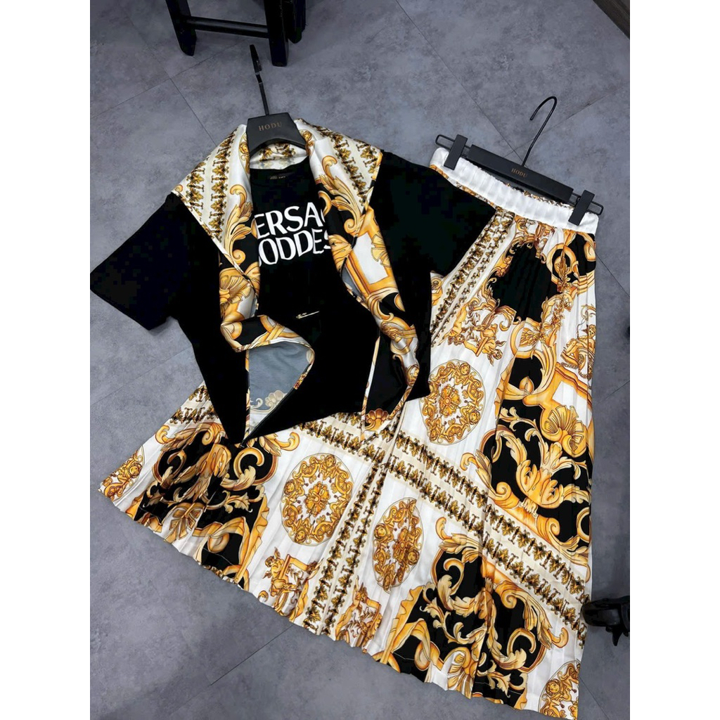 set áo thun croptop và váy xoè hoạ tiết Versace