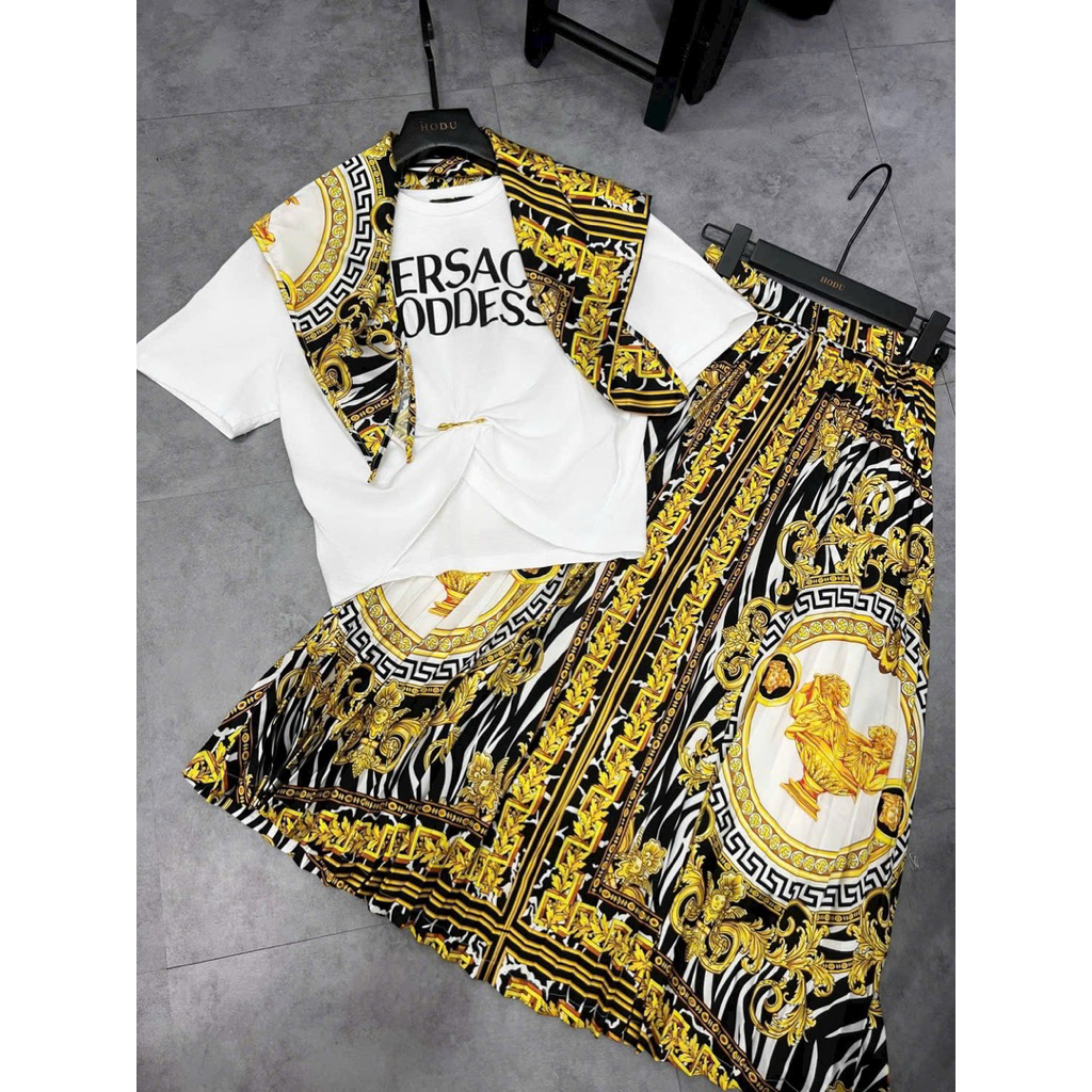set áo thun croptop và váy xoè hoạ tiết Versace