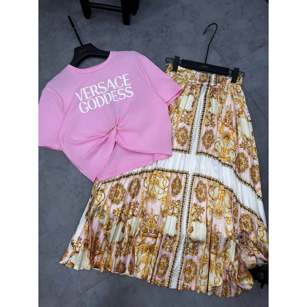 set áo thun croptop và váy xoè hoạ tiết Versace