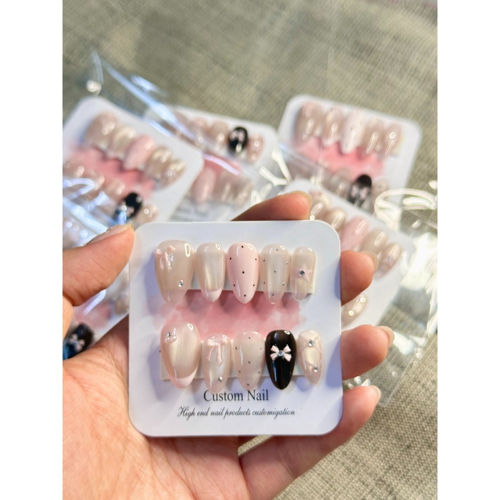 [V02] Nailbox hàn quốc, Móng dán style mắt mèo hàn quốc dáng ngắn đính nơ hồng chấm bi đen LEUBOX