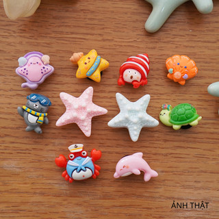 Bộ 10 Sticker, Charm 3D chủ đề Cua sò biển nhựa cứng gắn Dép Sục, Cá sấu Mita JB-462