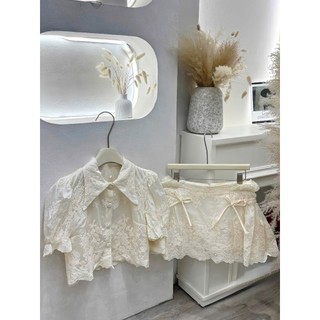 Set bộ ren thêu hoa nổi màu trắng áo sơ mi cổ nhọn tay ngắn bo viền ren phối chân váy ngắn dáng chữ A