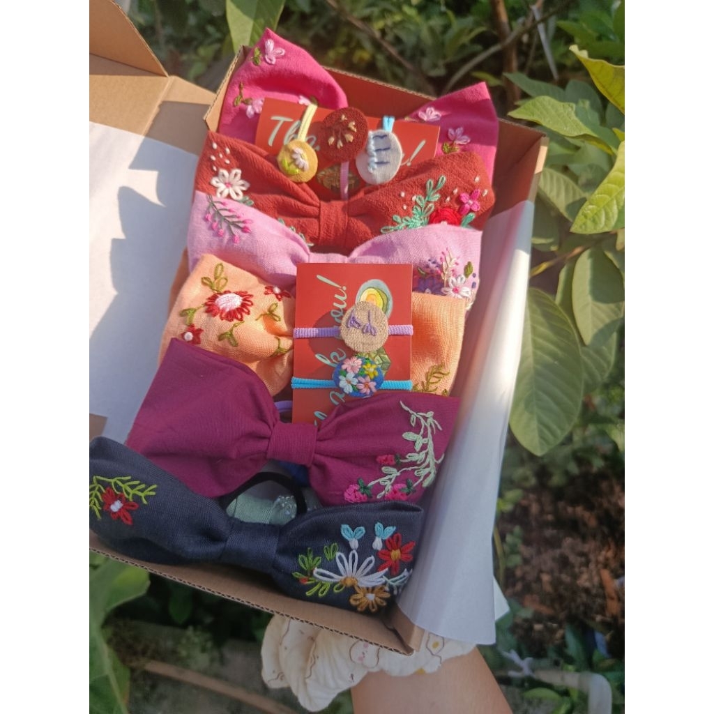 | TẶNG | BUỘC TÓC THÊU TAY MERAKI HANDMADE