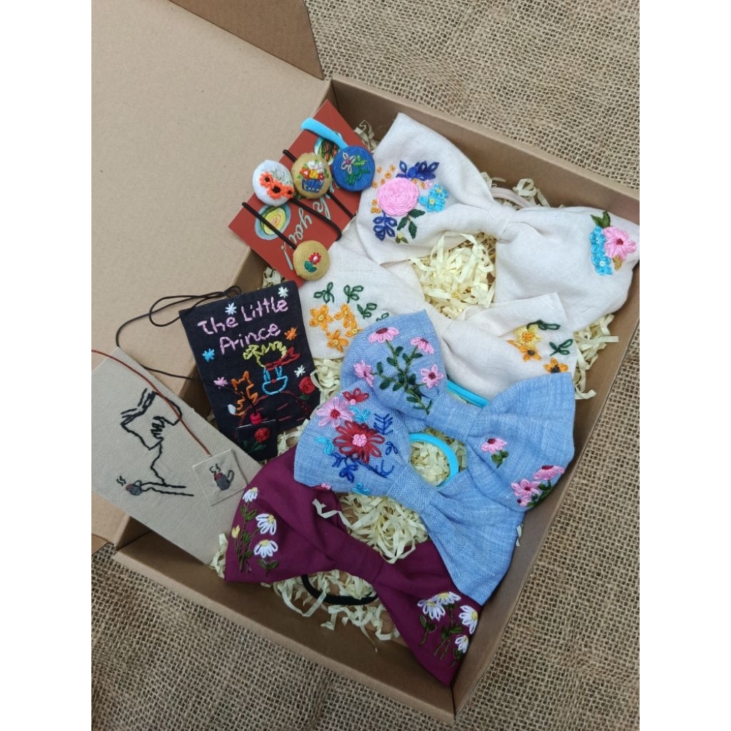 | TẶNG | BUỘC TÓC THÊU TAY MERAKI HANDMADE