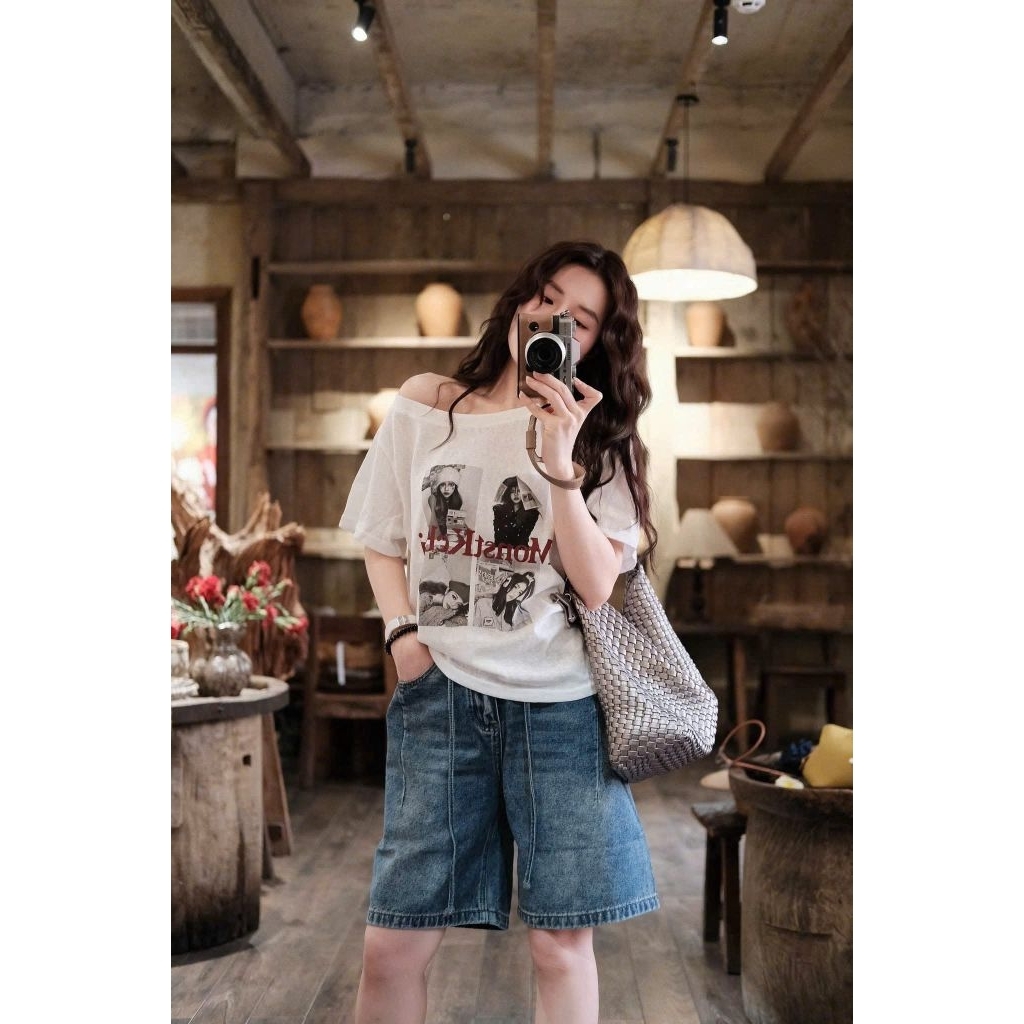 [𝑯𝒂 𝑨𝒏𝒉] Áo Cộc Phông Lệch Vai Chữ Mon QCL1