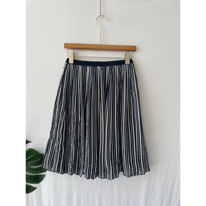 Sale chân váy Unilo mới toanh siêu xinh bị sướt chỉ ở hình cuối