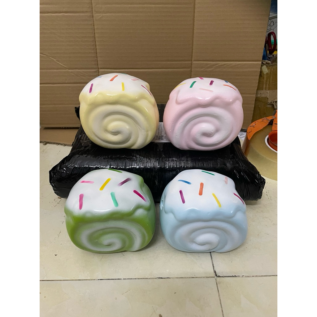 Heo đất tiết kiệm mẫu BÁNH KEM CUỘN lỗ tròn siêu cute đáng yêu cho bé