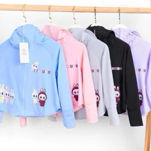 Áo chống nắng cánh dơi labubu thun lạnh cho bé gái.Chất thun lạnh mát mịn,mũ trùm to rộng,khóa kéo thay khẩu trang.