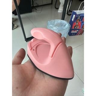 Sản phẩm này bao gồm một bàn ủi mini đa năng nhỏ gọn  dễ sử dụng và đi kèm với các phụ kiện cần thiết