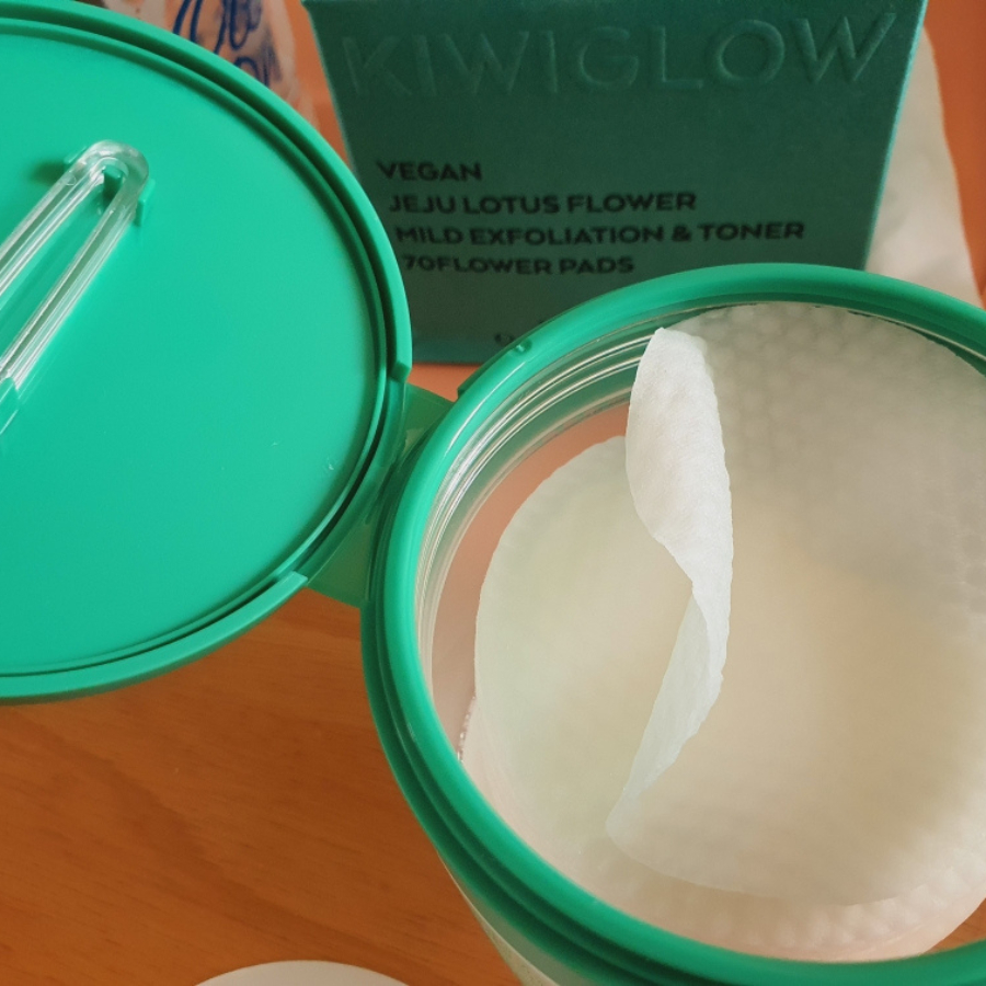 Toner chăm sóc da dịu nhẹ KIWIGLOW VEGAN JEJU LOTUS FLOWER MILD EXFOLIATION & TONER 70FLOWER PADS | DAMDAVN