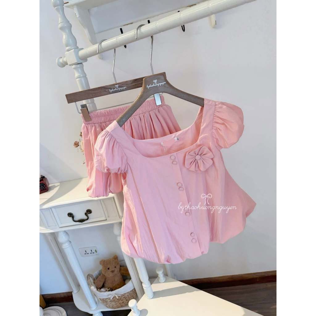 Set đồ nữ, Đồ bộ nữ chất vải đũi mền mại áo tay bồng thắt nơ hoa phối quần bí siêu xinh HCOM27636
