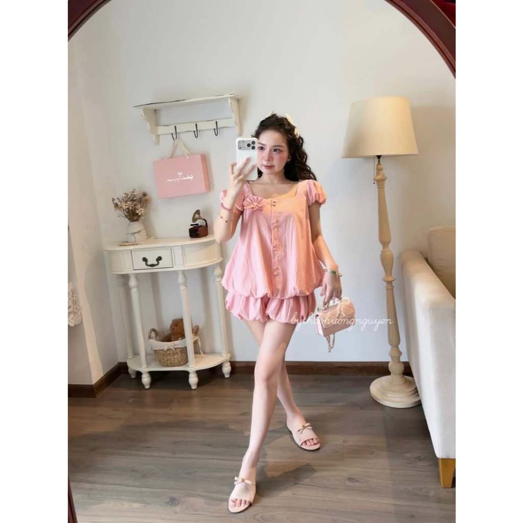 Set đồ nữ, Đồ bộ nữ chất vải đũi mền mại áo tay bồng thắt nơ hoa phối quần bí siêu xinh HCOM27636