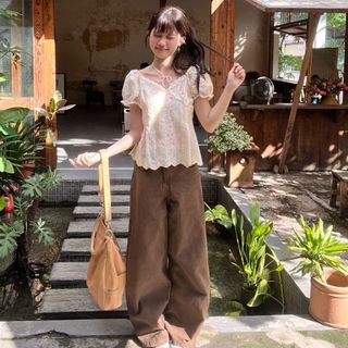 (HAVANA) Áo kiểu nữ FLORA cổ V viền ren trắng phối chít eo AO950