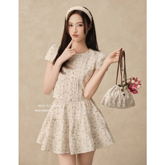 Set bộ hoa nhí 2 món : Áo kiểu nữ tay ngắn dập ly đính khuy bọc kèm chân váy ngắn xoè tầng phối ren style vintage tiểu