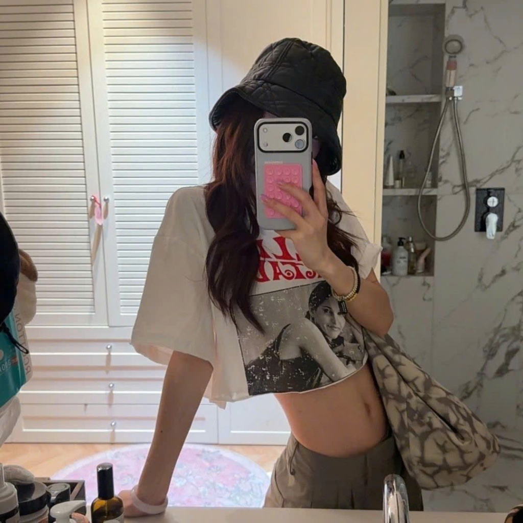 Áo ngắn tay croptop trắng hoạ tiết hình chữ đỏ chất cotton không viền ATNT030 - Tiktik