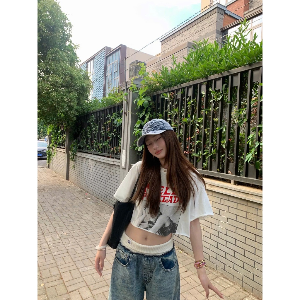 Áo ngắn tay croptop trắng hoạ tiết hình chữ đỏ chất cotton không viền ATNT030 - Tiktik