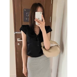 𝗟𝗮𝗿𝘆 𝗟𝗶𝗻𝗲𝗻 - Áo Linen lụa cổ V basic