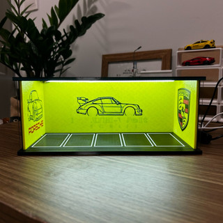 Diorama trưng bày xe mô hình xe 1/64 full nhựa - Garage trưng bày xe 1/64 có đèn, có nắp mica chắn bụi đầu cắm đèn Usb