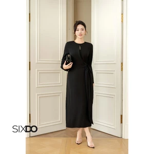 Đầm đen dài tay khoét ngực SIXDO (Black Woven Loose Dress)