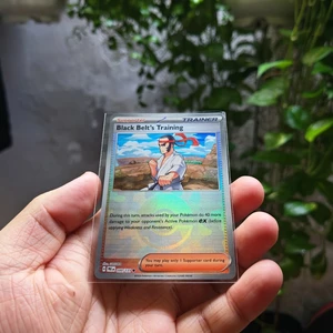 Thẻ Trainer Thẻ Black Belt's Training (Poke Ball) 045/131 Reverse Holo
