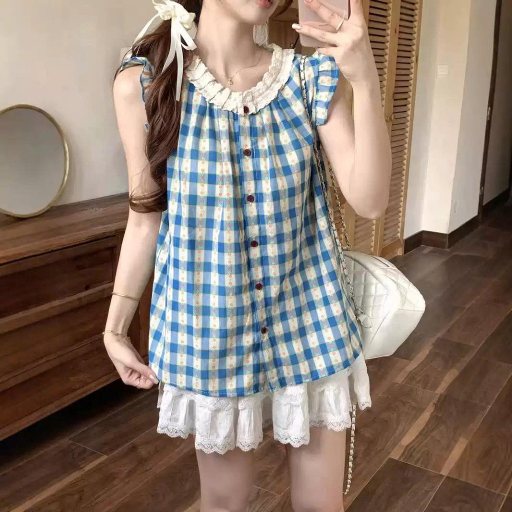 【Élan Sweet】 Áo Sơ Mi Kẻ Caro Nữ Cổ Phối Ren Bèo Tiểu Thư - Áo Kiểu Sát Nách Cánh Tiên Dáng Suông