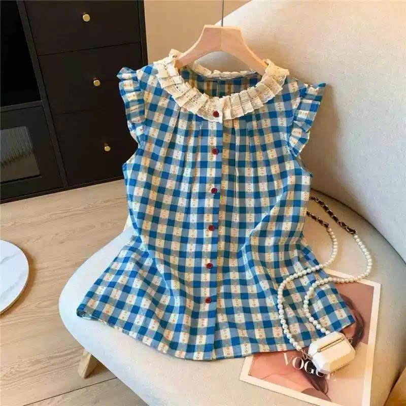 【Élan Sweet】 Áo Sơ Mi Kẻ Caro Nữ Cổ Phối Ren Bèo Tiểu Thư - Áo Kiểu Sát Nách Cánh Tiên Dáng Suông