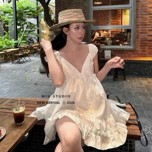 MIU.STUDIO • Đầm trắng cổ V thêu ren dáng babydoll xoè tầng ,Váy xô thêu hoa dáng xoè phối viền bèo đính khuy sang chảnh