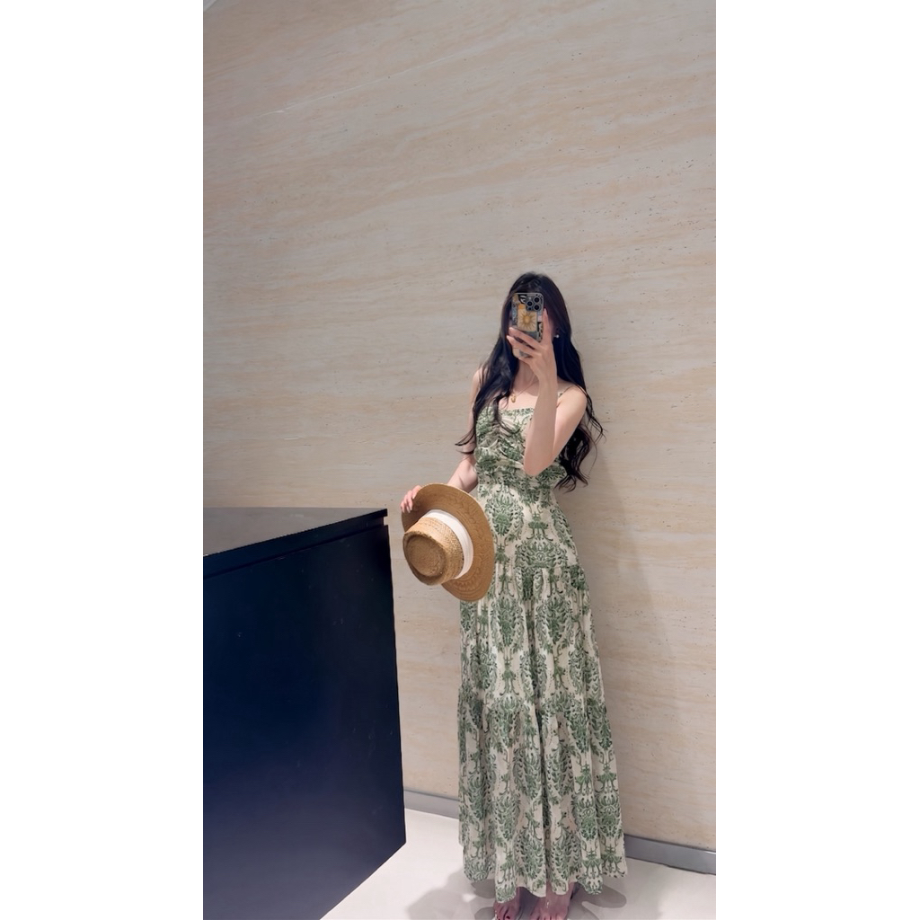 Váy Maxi Hở Lưng Đan Dây – Sự Kết Hợp Hoàn Hảo Từ Chất Vải Voan Tơ Bay Bổng Và Họa Tiết Baroque Sang Trọng