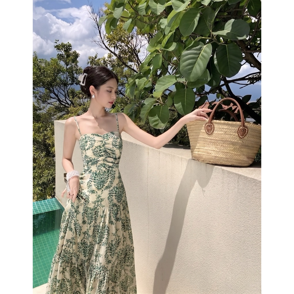 Váy Maxi Hở Lưng Đan Dây – Sự Kết Hợp Hoàn Hảo Từ Chất Vải Voan Tơ Bay Bổng Và Họa Tiết Baroque Sang Trọng