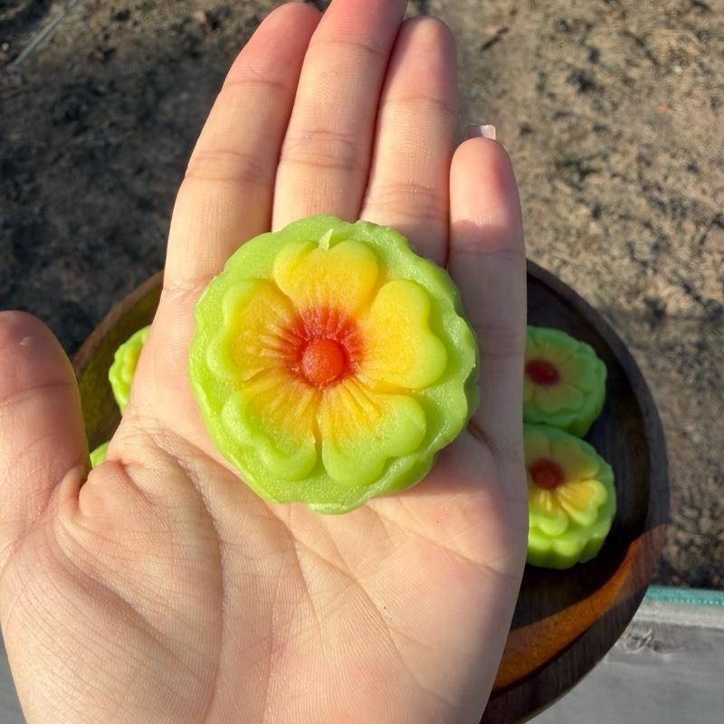 Bánh Đậu Xanh Hoa Mai Nhân Trứng Muối Thơm Béo Ít Ngọt