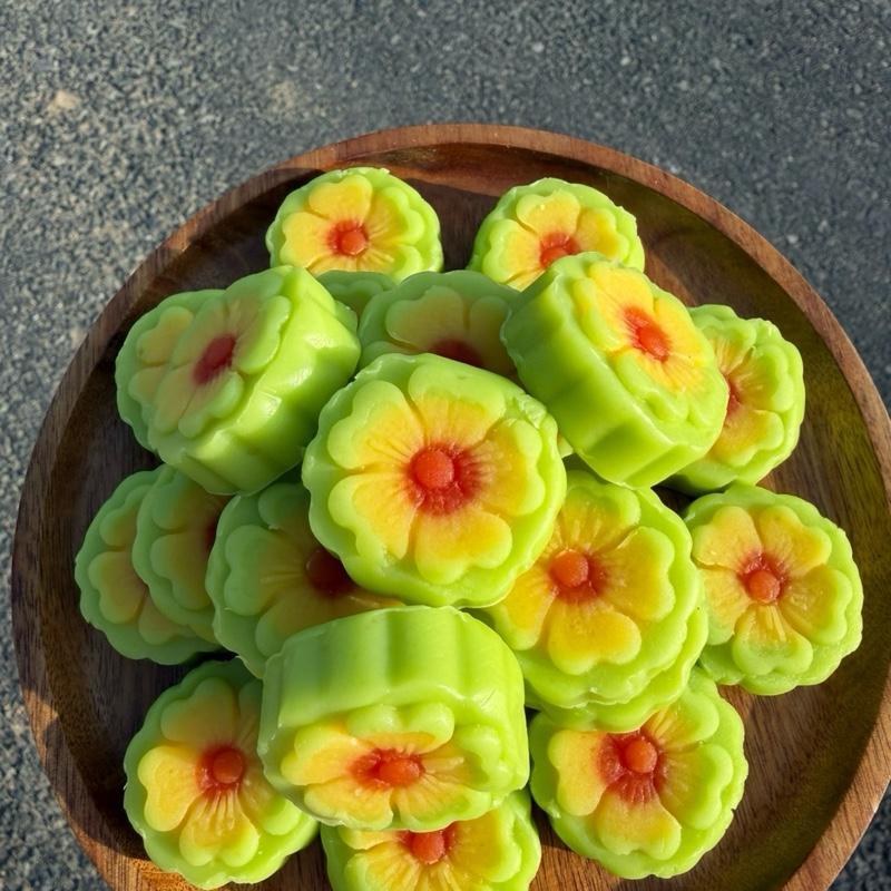 Bánh Đậu Xanh Hoa Mai Nhân Trứng Muối Thơm Béo Ít Ngọt