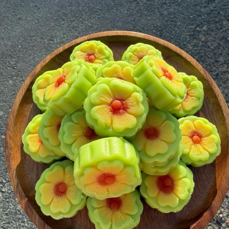 Bánh Đậu Xanh Hoa Mai Nhân Trứng Muối Thơm Béo Ít Ngọt