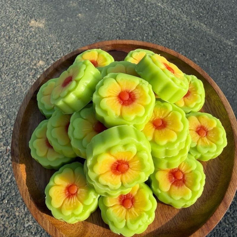 Bánh Đậu Xanh Hoa Mai Nhân Trứng Muối Thơm Béo Ít Ngọt