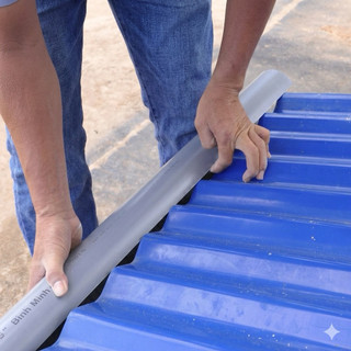 Máng hứng nước mưa bằng ống PVC dành cho mái tol