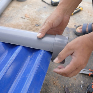 Máng hứng nước mưa bằng ống PVC dành cho mái tol