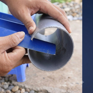 Máng hứng nước mưa bằng ống PVC dành cho mái tol