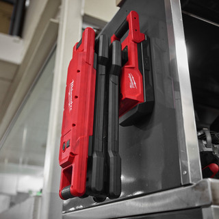 Đèn chiếu sáng công trường Milwaukee M18 ABL  thiết kế tay đòn tiện lợi, dễ dàng treo và lắp đặt