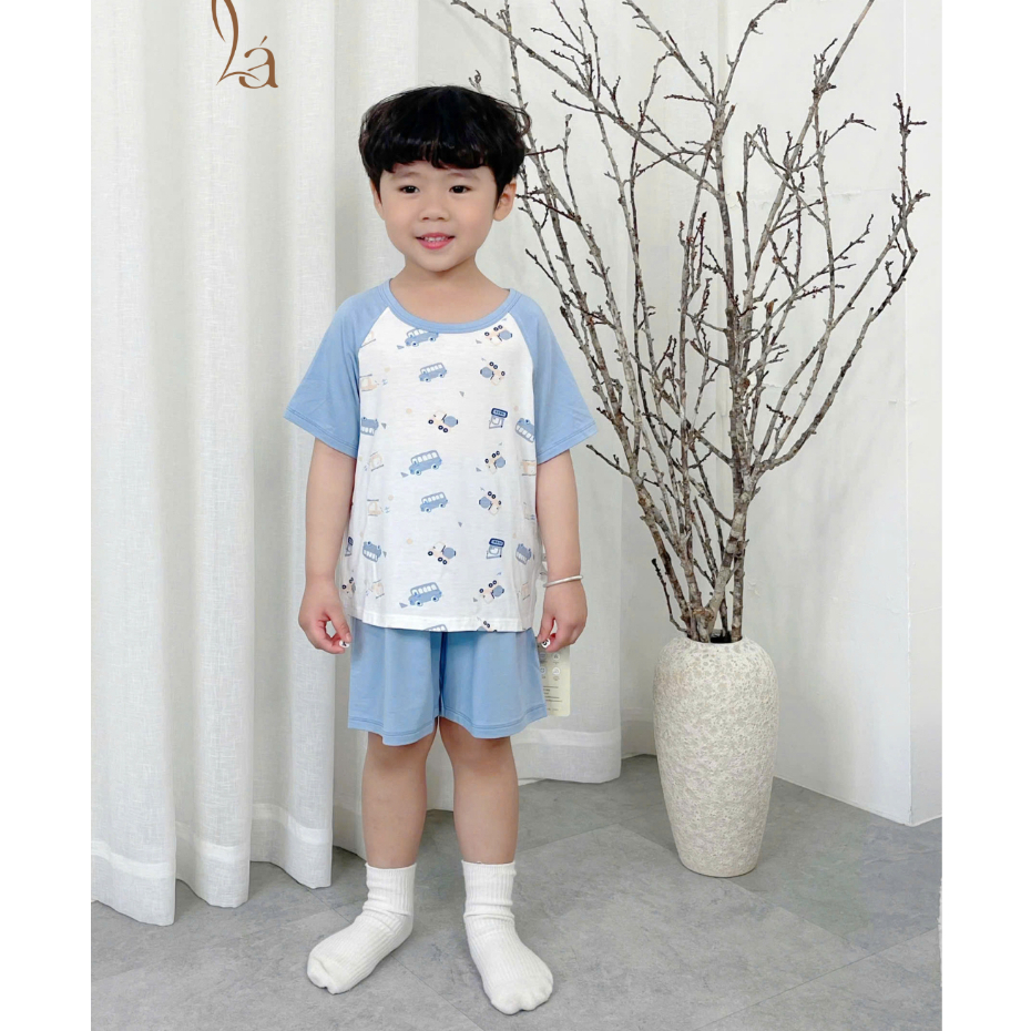 Bộ đùi bé trai sợi sồi Modal Lá Homewear A324, đồ bộ bé trai cộc tay raglan phối hình xe gấu trúc