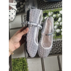 Giày búp bê Merly màu bạc với họa tiết ren lưới thoáng khí.