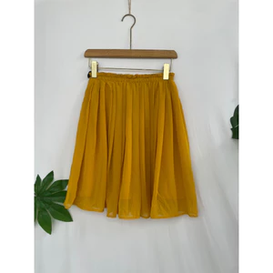 Sale Chan váy Unilo mới toanh bị sướt chút ở hình cuối