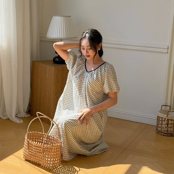 Váy Bầu DAMI DRESS L'amme - Chất Thô Kẻ Đen Trắng Mềm Mát, Dáng Suông Nhún Cổ V Che Dáng Tốt