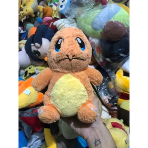 Gấu 2hand gấu bông nhân vật Charmander từ series Pokemon, có thân màu cam với bụng màu vàng nhạt.