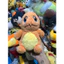 Gấu 2hand gấu bông nhân vật Charmander từ series Pokemon, có thân màu cam với bụng màu vàng nhạt.