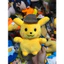 Gấu 2hand nhồi bông Pikachu thám tử này có bộ lông xù màu vàng đặc trưng và chiếc mũ đội đầu màu nâu.